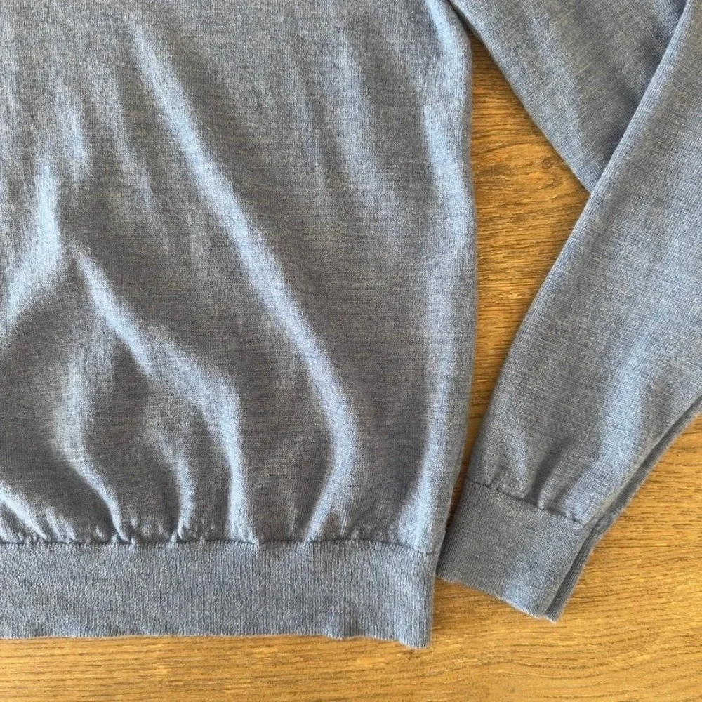 Banana Republic Mens M 100% Merino Wool V-Neck Sweater Blue Pullover Lightweight